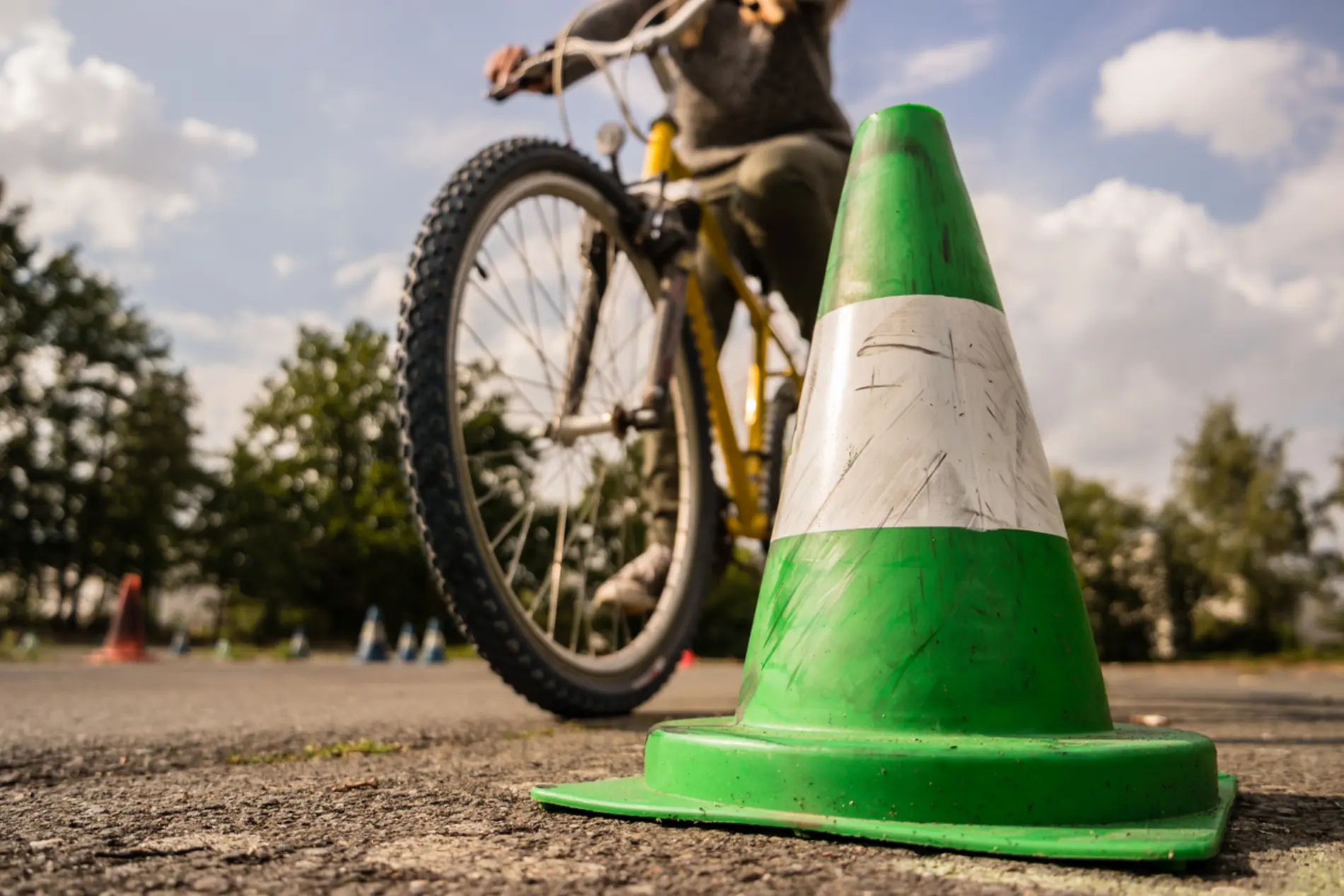 Fahrrad fährt bei einem Verkehr-Hütchen vorbei