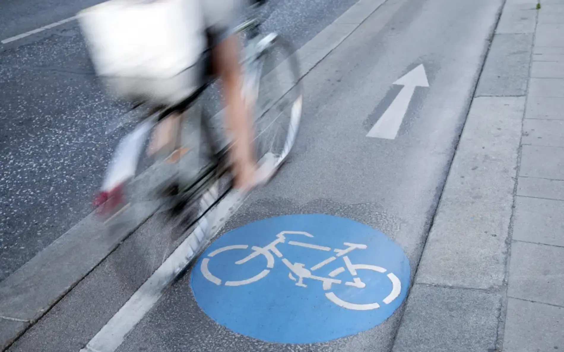 Radweg mit Verkehrszeichen am Boden