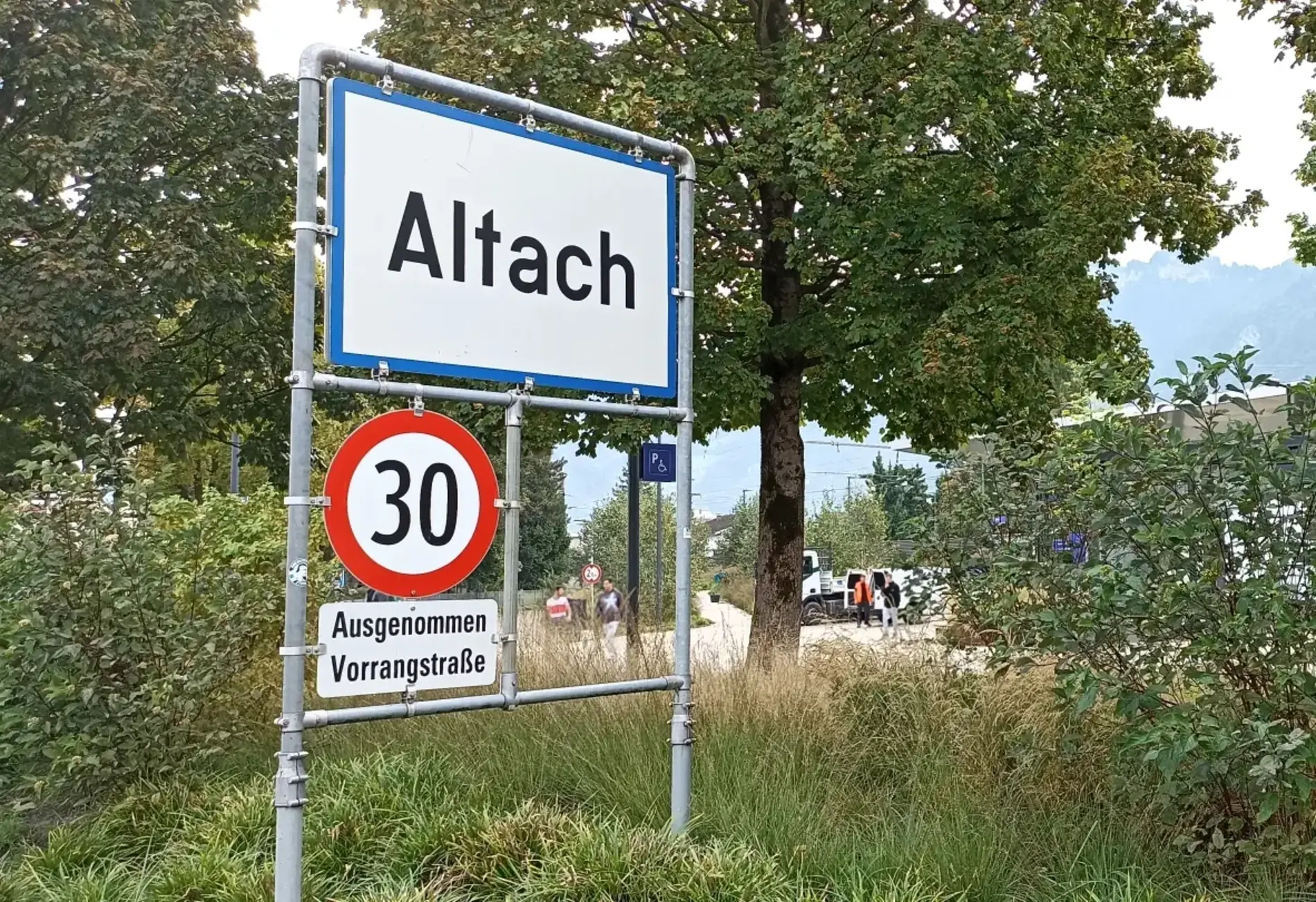 Ortsschild Einfahrt Altach, darunter Tempo 30 Schild